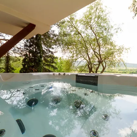 Lägenhet Hilltop Wellness Haven W Ac & Jacuzzi By Nw Recsk